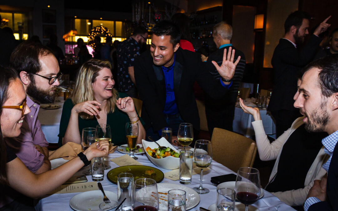 THE BUSINESS BENEFITS OF HIRING A MAGICIAN FOR YOUR HOLIDAY PARTY