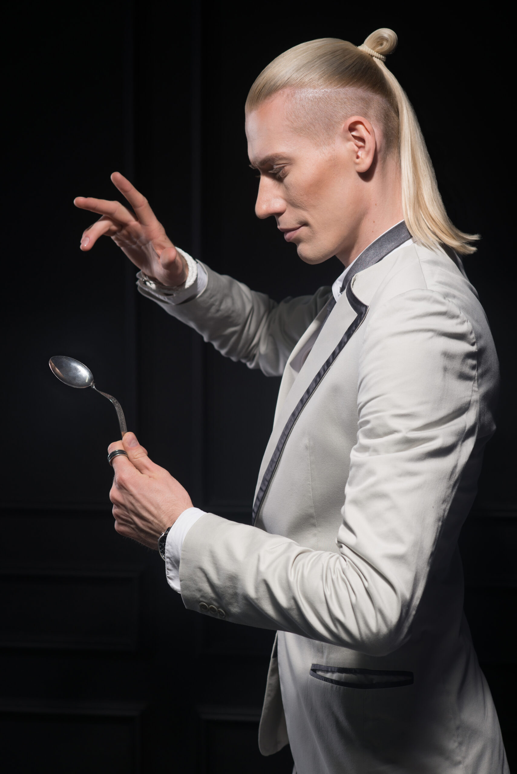 Mysterious Maks Spoon Bending Jack Phillips - Closeup desert